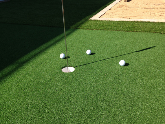 リアル人工芝ゴルフ練習場(USGA公認のスティンプメーターでグリーン速度を計測)