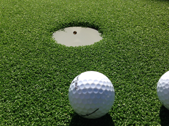 リアル人工芝ゴルフ練習場(USGA公認のスティンプメーターでグリーン速度を計測)