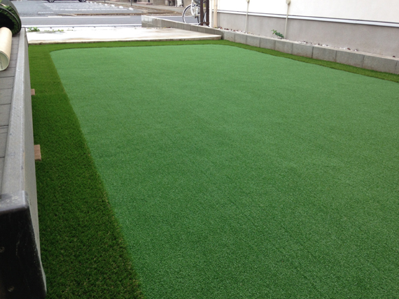 千葉県四街道市における家庭用人工芝ゴルフ練習場の施工例