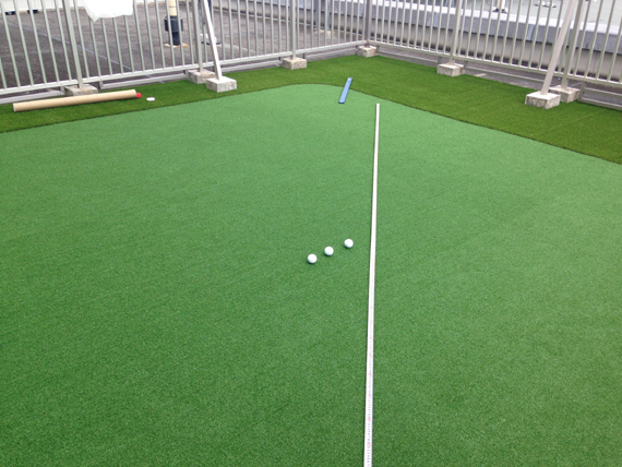 大阪府茨木市における家庭用人工芝ゴルフ練習場の施工例